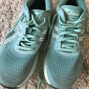 Woman green ASICS gel-excite 9 running shoes